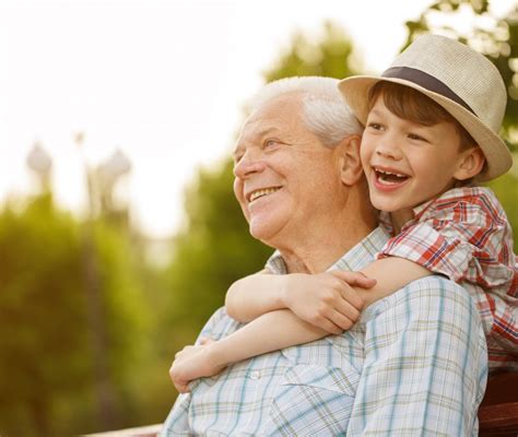 nonno.scopa.nipote|L'importanza dei nonni per i nipoti .